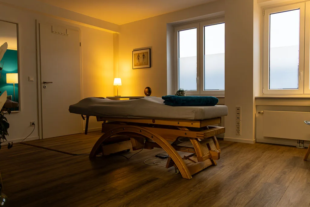Behandlungsraum des Therapiezentrums Barop mit Therapieliege