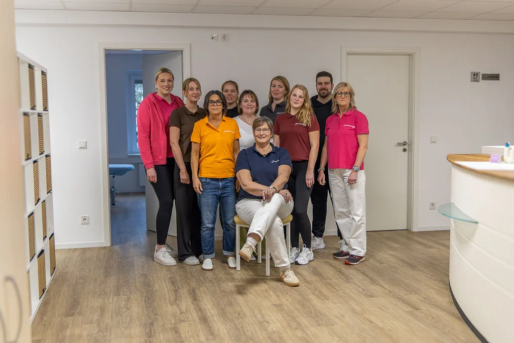 Behandlungsraum des Therapiezentrums Barop mit Therapieliege und Geräten
